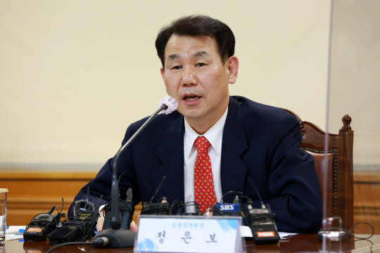 정은보 금융감독원장은 최근 벌어진 횡령 사고에 대해 은행권의 신뢰를 떨어뜨리는 사안이라며 내부통제 점검을 주문했다. 금융감독원 제공